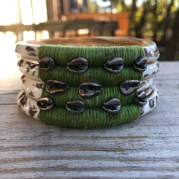 Heavy mother of pearl with green raffia and applied pieces
One of a kind
Stamped - Picture 6 of 11